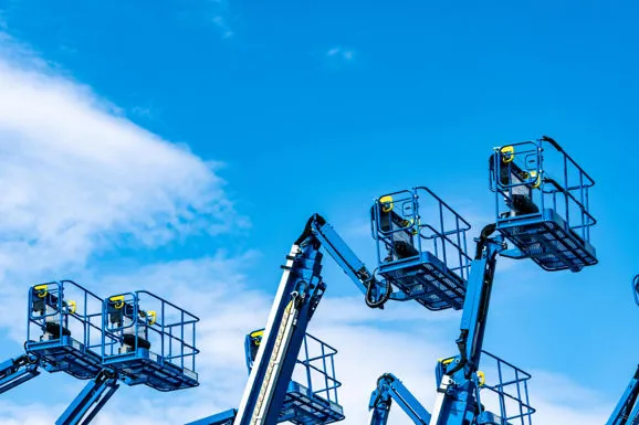 Primavera e lavori all’aperto: il momento giusto per utilizzare le piattaforme aeree