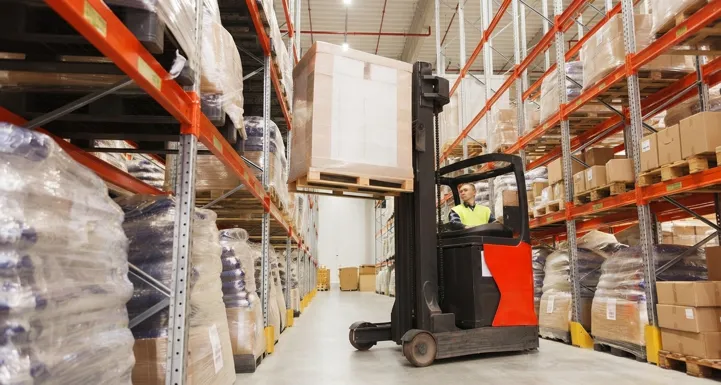 Cambio sede e riorganizzazione magazzino: i vantaggi del noleggio dei carrelli elevatori